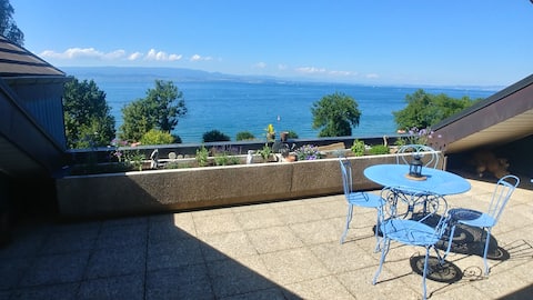 Lakefront, view and direct access to the lake.