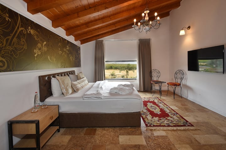 Amplia suite de unos 40 metros cuadrados con vistas a los Altos del Golán y a Hermón.
Incluye un gran inodoro y ducha. Cama tamaño king envuelta en ropa de cama cargada. Televisión y sistema multimedia.