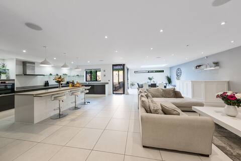Beautiful modern home, 5 bedrooms with games room