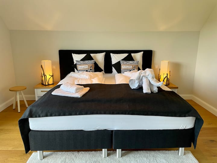 Спалня 1 с пружинно легло, телевизор, DVD плейър, книги и DVD - та за възрастни на горния етаж