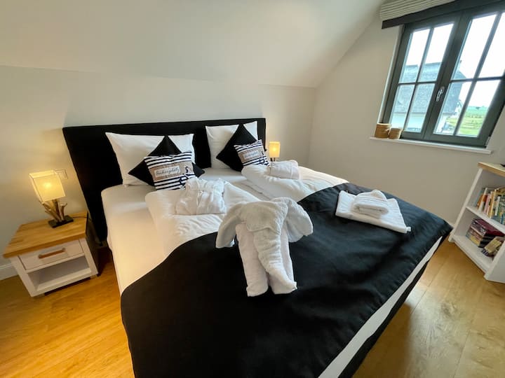 Спалня 2 с пружинно легло, телевизор, DVD плейър, книги, DVD и играчки за деца на горния етаж