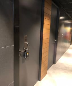 No stairs or steps to enter