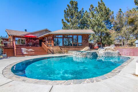 Hamlet's Nest.. a view, pool, spa and game room
