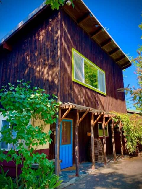 Eclectic Artist Loft - unique, close to campus