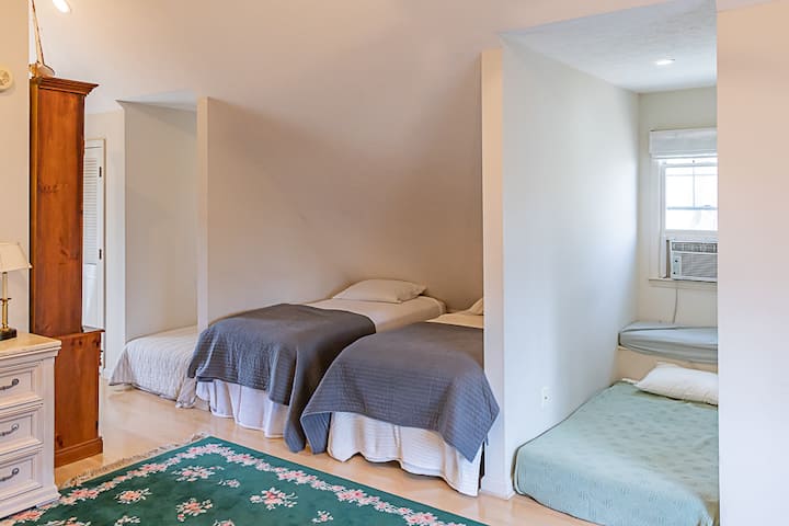 Extra beds in bedroom 4 suite above the garage. (This room sleeps 4-6)