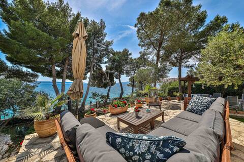 Villa Strmo, direct on the sea, entire house