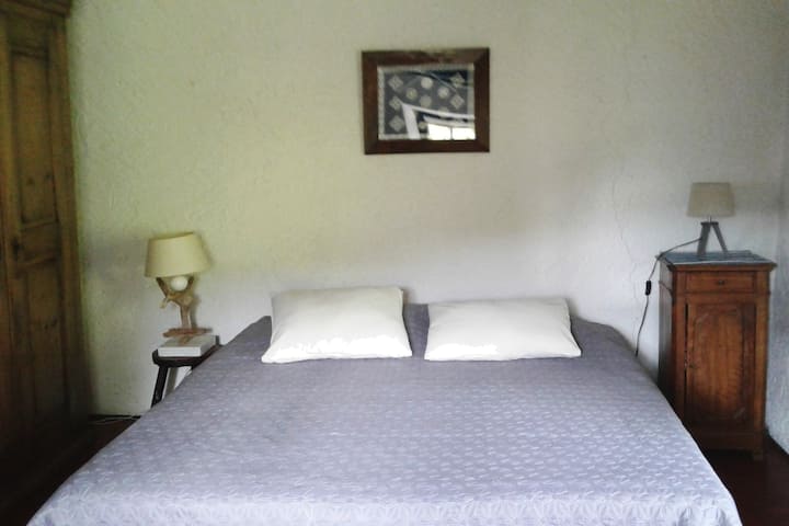 spálňa 1
lôžko: 160 CM
posteľ je v obývacom priestore oddelenom závesom