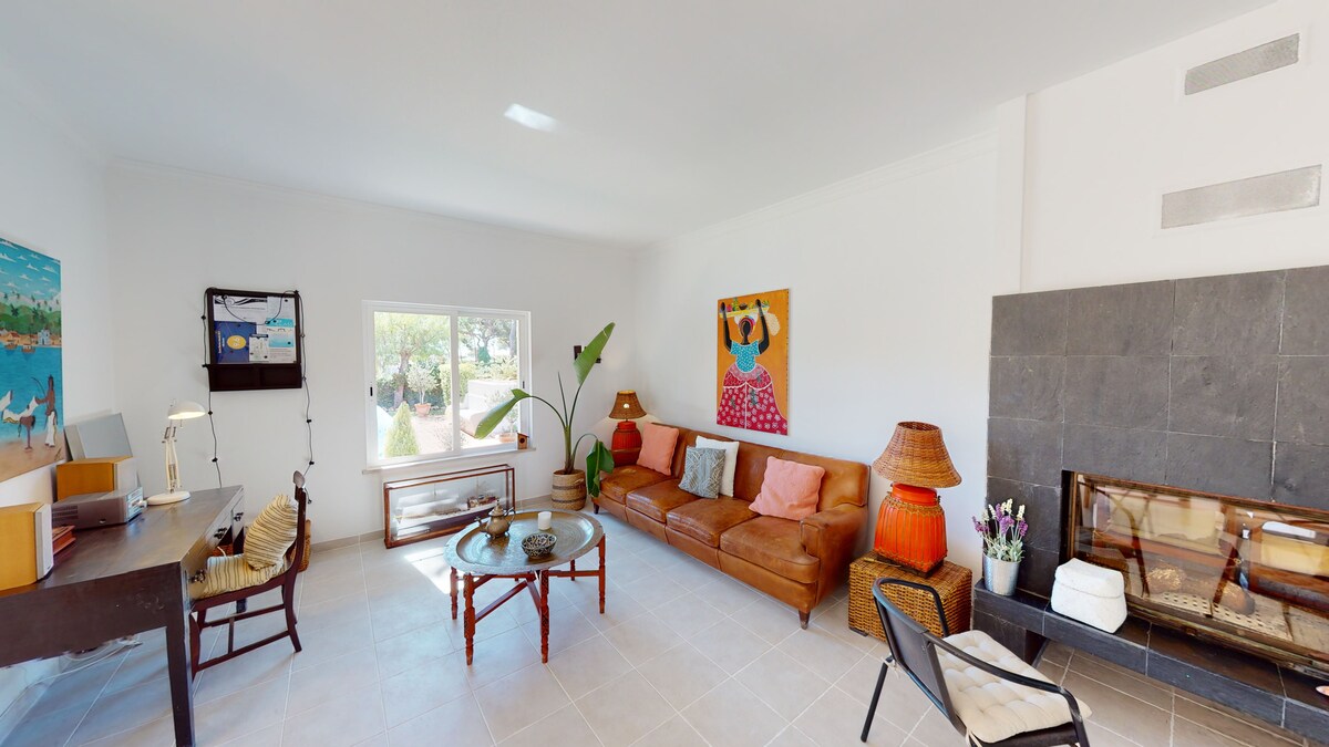 Sunset villa, heatable pool,sleeps 9,walk  marina 3