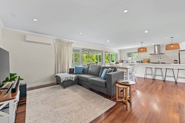 A Family Affair ~ 4 Bed/2.5 Bath/ 3 Car / Pool! gallery image 2