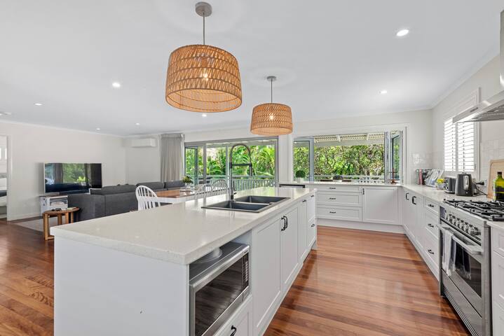 A Family Affair ~ 4 Bed/2.5 Bath/ 3 Car / Pool! gallery image 4