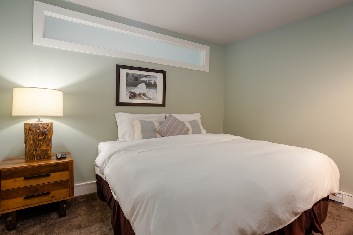 Bedroom #3: The two single beds can be combined into a king-size bed like this photo. 