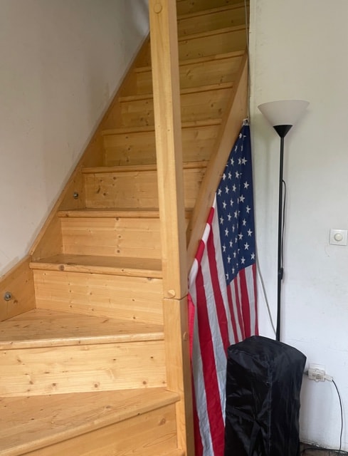 La escalera en la habitación 1 que va a la habitación 2