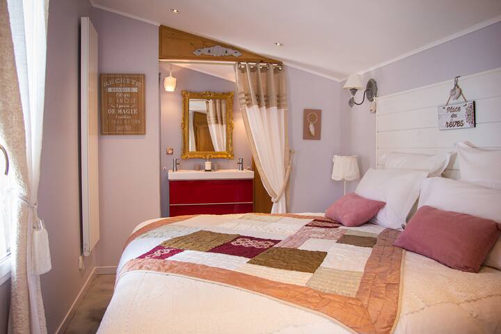 غرفة النوم وحمامها