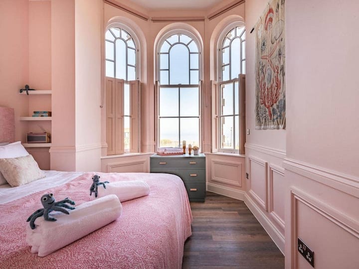 Impresionantes ventanales con vistas al mar.