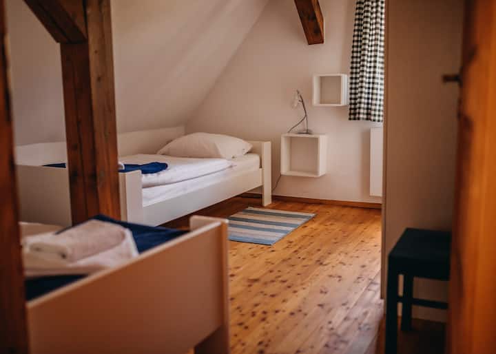 ห้องนอนชั้นบนสองเตียงเดี่ยว   