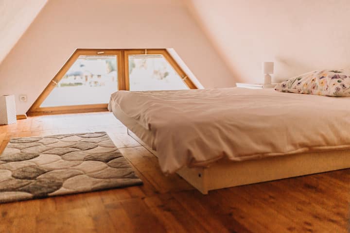 Antresola มีเตียงคู่สำหรับผู้เข้าพัก 