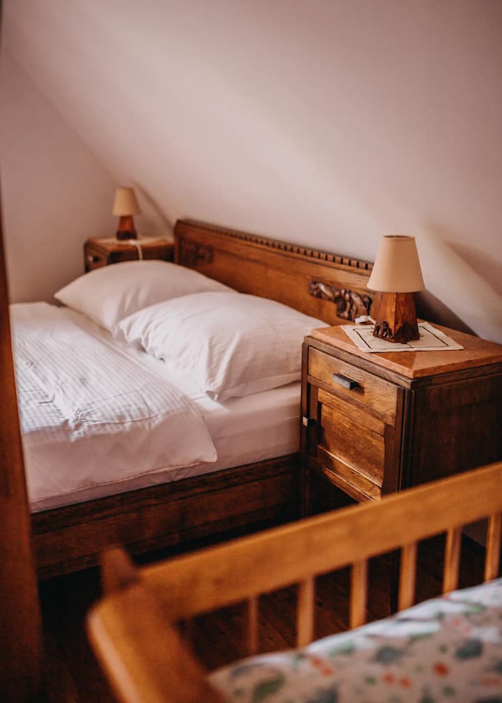 ห้องนอนที่ 2 อยู่ชั้นล่างมีเตียงคู่ 1 หลังและเตียงเด็กอ่อน   