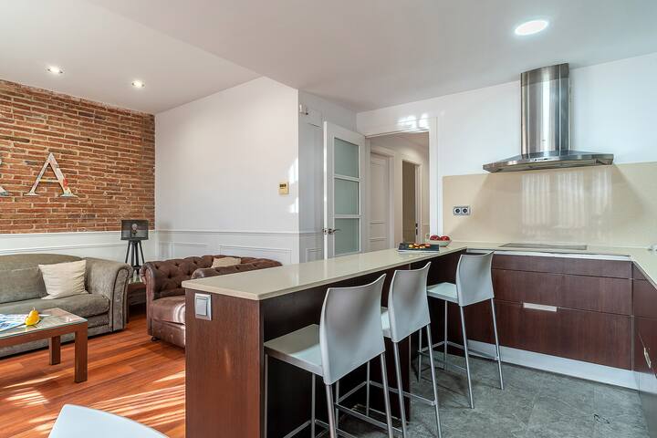 Deluxe Apartment by Fira EnjoyBCN Apartments gallery image 3