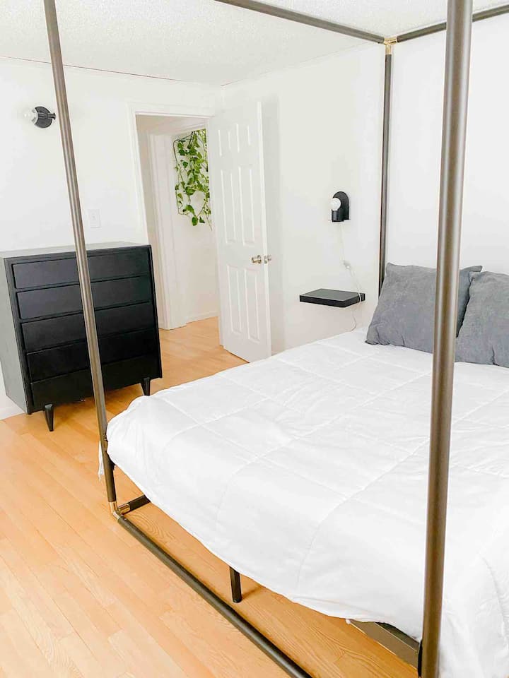 Downstairs Bedroom (Queen)