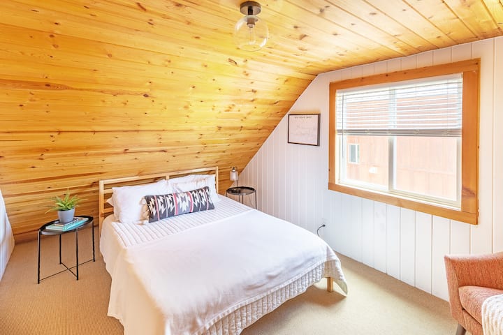 Dormitorio principal tamaño queen en la planta superior