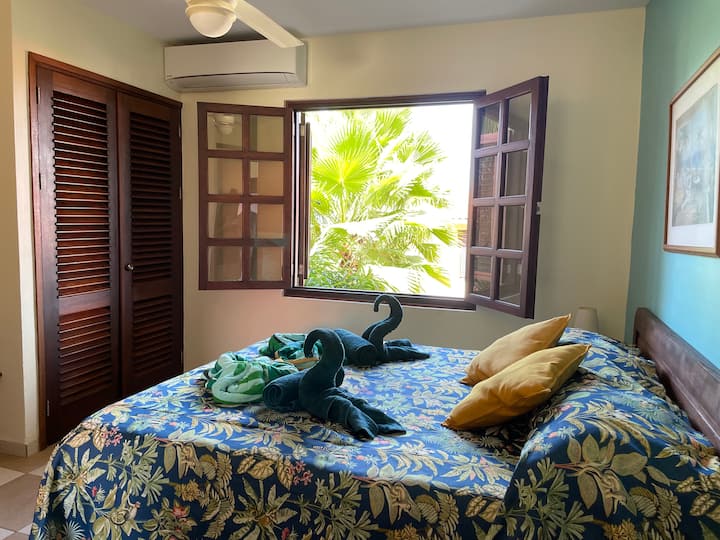 【El dormitorio #1】tiene una cama tamaño king y un baño privado.