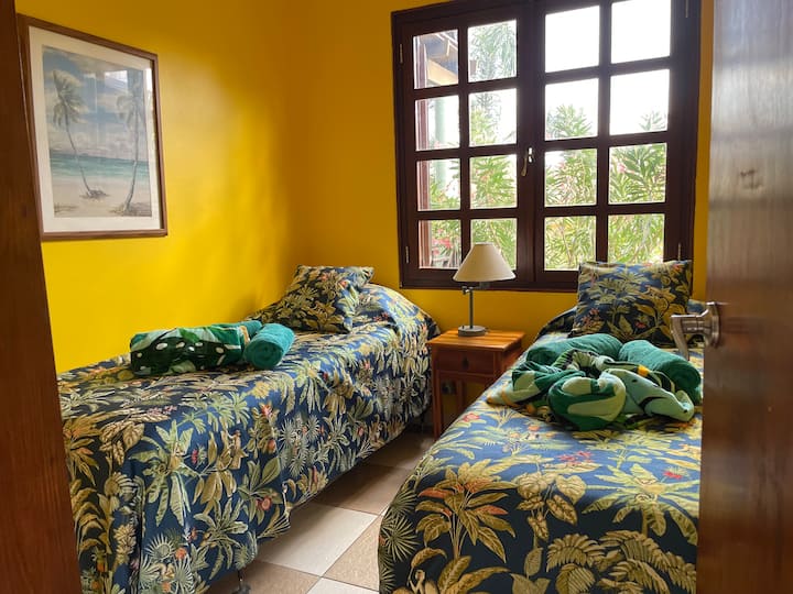 【El dormitorio 3 】tiene 2 camas individuales que se pueden combinar para convertirse en una cama tamaño king. ¡Comparte el baño privado 2 con el dormitorio 2!