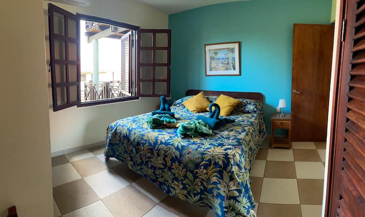 El dormitorio 2 tiene dos camas individuales que se pueden combinar para convertirse en una cama tamaño king. ¡Comparte baño en la habitación 2 con dormitorio 3!