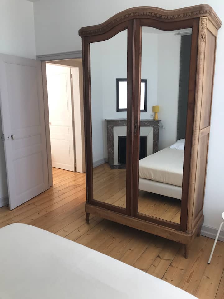 ตู้เสื้อผ้าสองห้องนอน