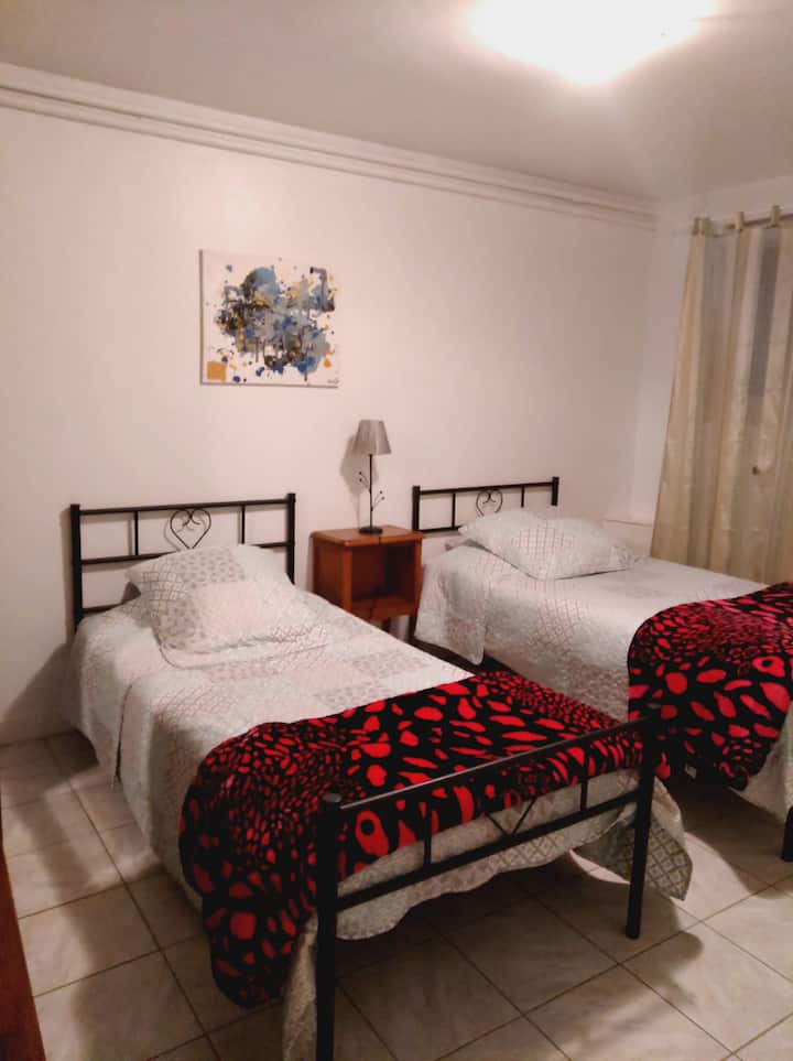 Dormitorio 2 - Dos camas de 90 cm para 1 persona cada una con gran armario de almacenamiento