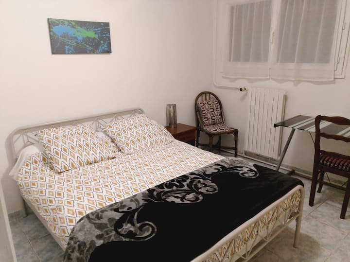 Dormitorio 1 - con cama doble de 140 cm para dos personas con gran armario de almacenamiento