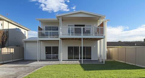 100m to Beach, Sleeps 10, AC, Close to Cafe, Wi-Fi