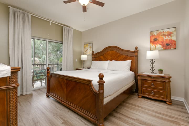 Retreat to the luxurious suite with a king-size bed, ensuring a restful night's sleep in a refined and comfortable environment.