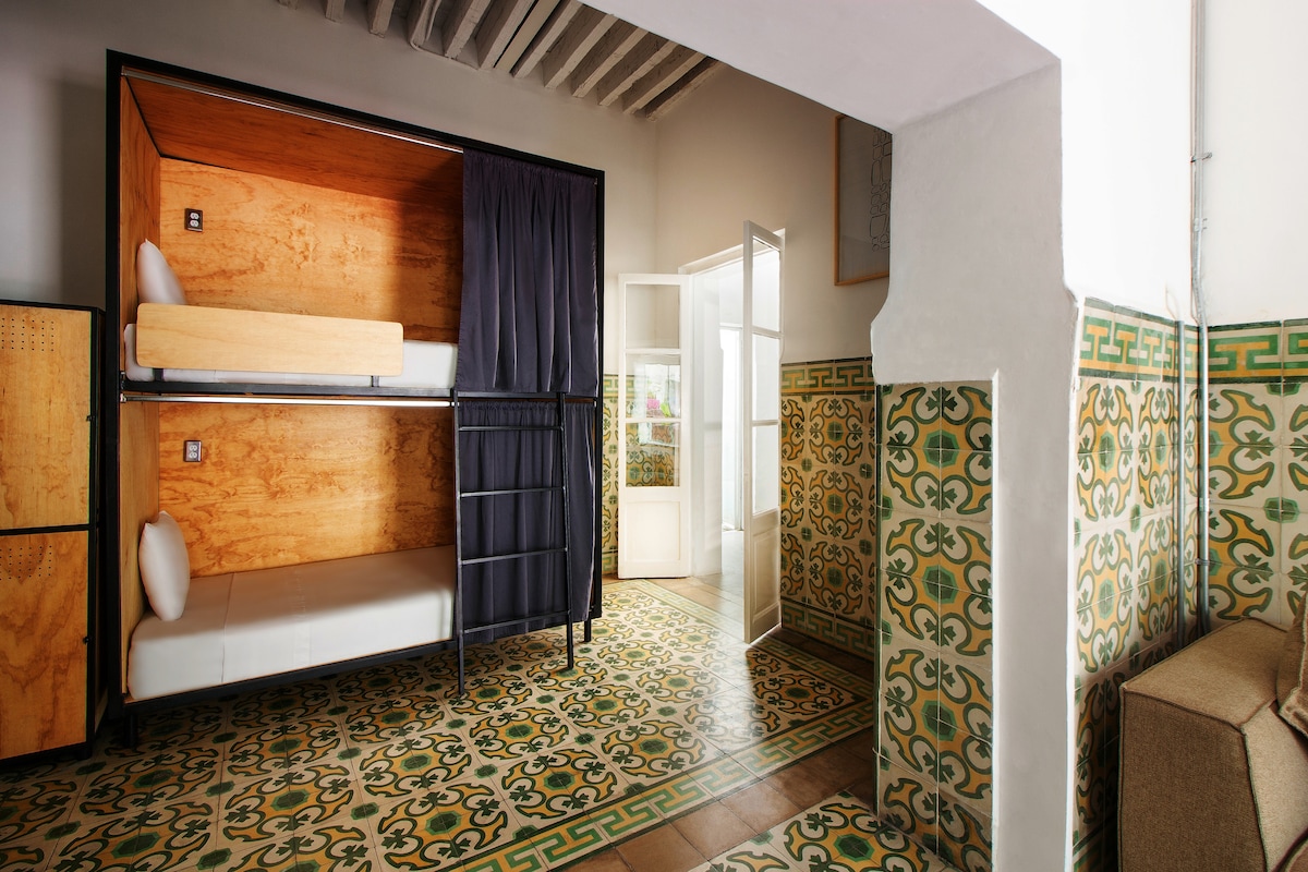 Sve naše sobe imaju krevete na kat, a svaki od njih ima svoju utičnicu. 