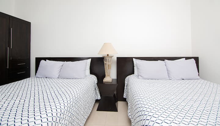 غرفة ضيوف واسعة بسريرين بحجم كبير