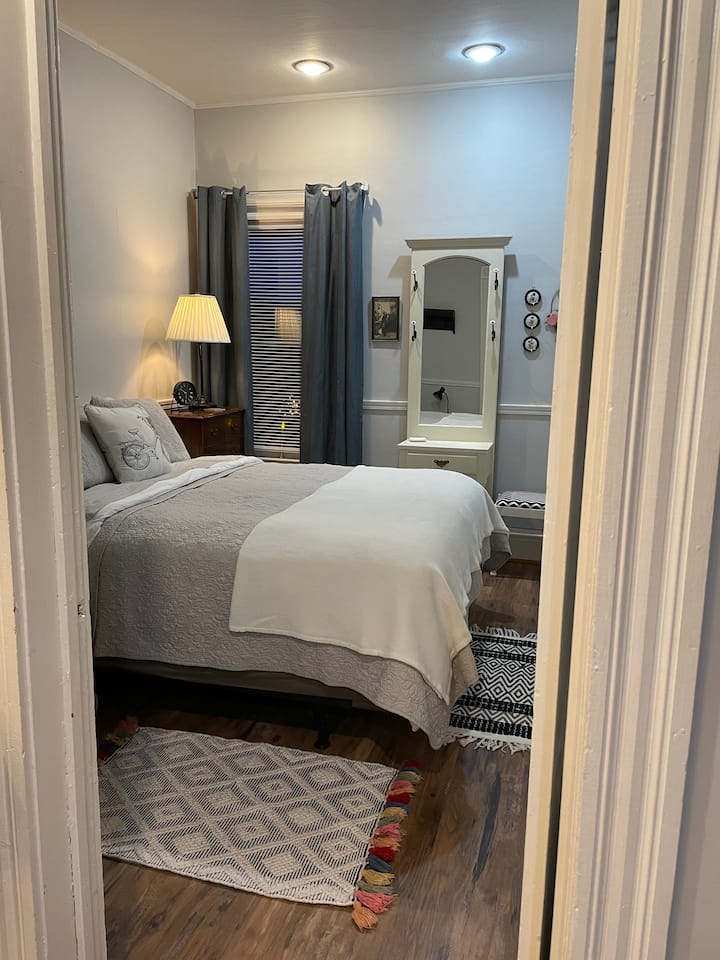 First floor bedroom - queen sized bed