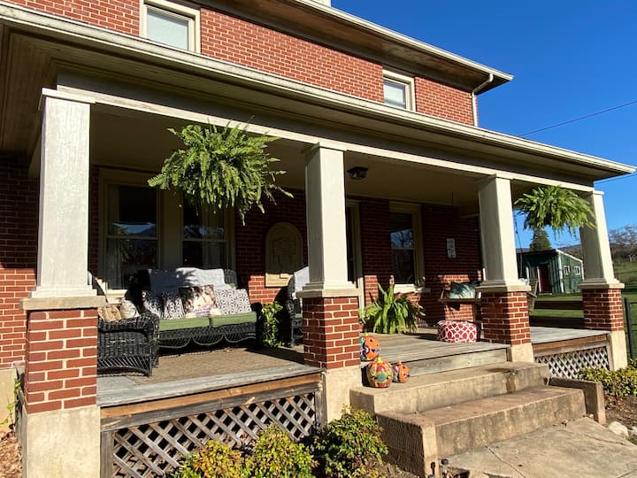 Free BurgerRelax on FarmKing BedsMountains Cows Houses for Rent in