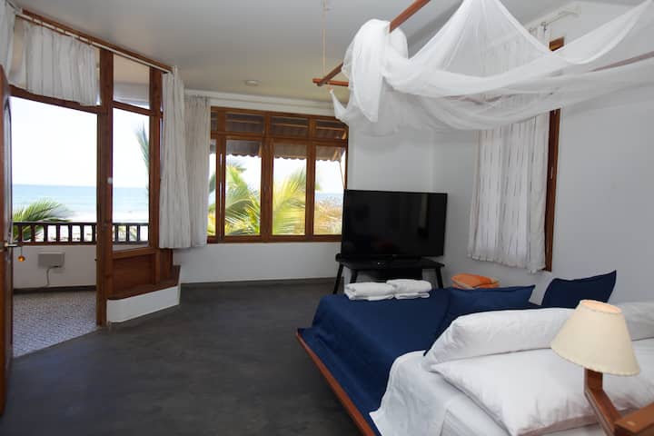 ห้องสวีท 3 - (ตอนนี้มีโซฟาและโต๊ะทำงาน)