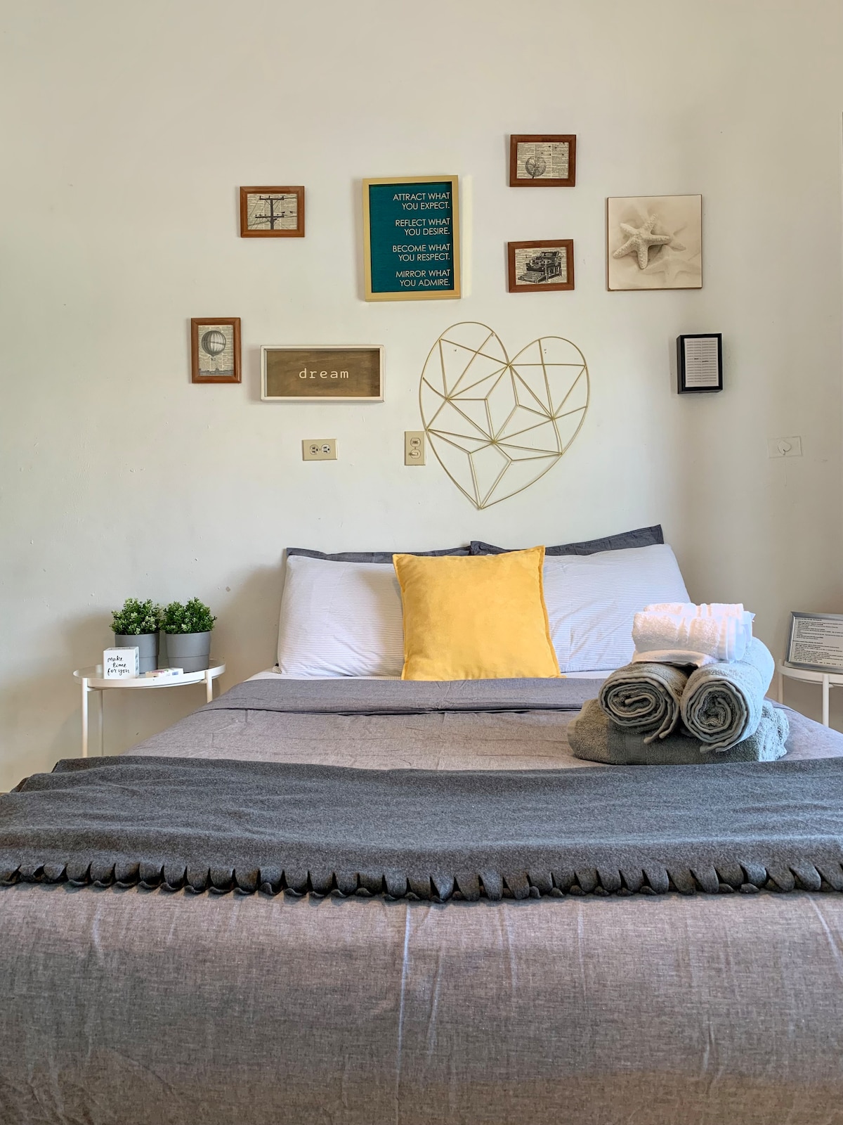 Privatna spavaća soba: uključuje jedan (1 ) krevet PUNE veličine, otvoreni ormar (nije ormar), vješalice, besplatne ručnike za plažu i tijelo + jedan (1) podni ventilator.  Imajte na umu da u ovoj prostoriji nema klima-uređaja, već samo podni ventilator. 