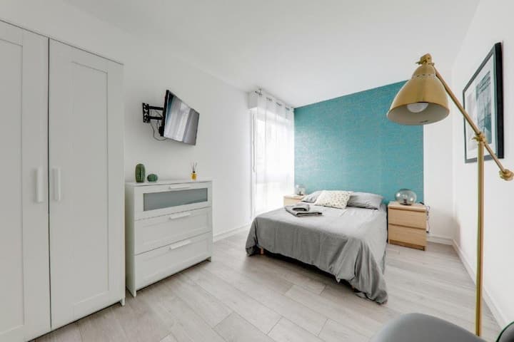 חדר שינה 1, תיהנו מחדר שינה גדול עם שפע של מקום אחסון, מצעים ומצעים כלולים במחיר.
שם תמצאו שולחן (אידיאלי לעבודה מרחוק) ומסך שטוח המחובר לנטפליקס לערבים נעימים.