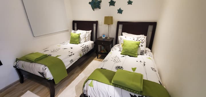 El dormitorio de invitados tiene dos camas individuales.