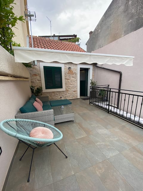 Top Airbnb: Little Oasis - Studio with terrace and parking in Grad šibenik