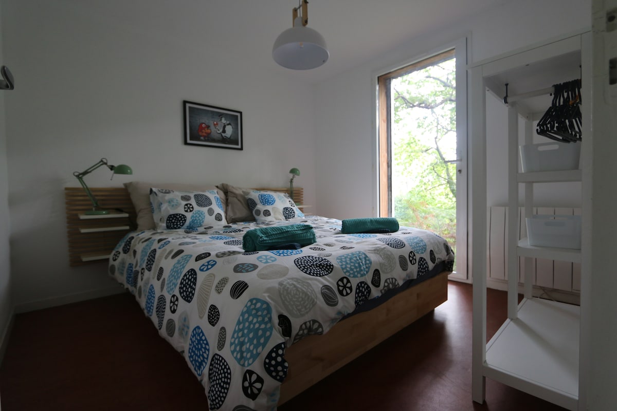 ห้องนอน 2 ที่ชั้นล่างมีชั้นวางเสื้อผ้า/ตู้เสื้อผ้าแบบเปิด (160 x 200 เตียง) นอกจากนี้ยังมีการเข้าถึงกลางแจ้ง