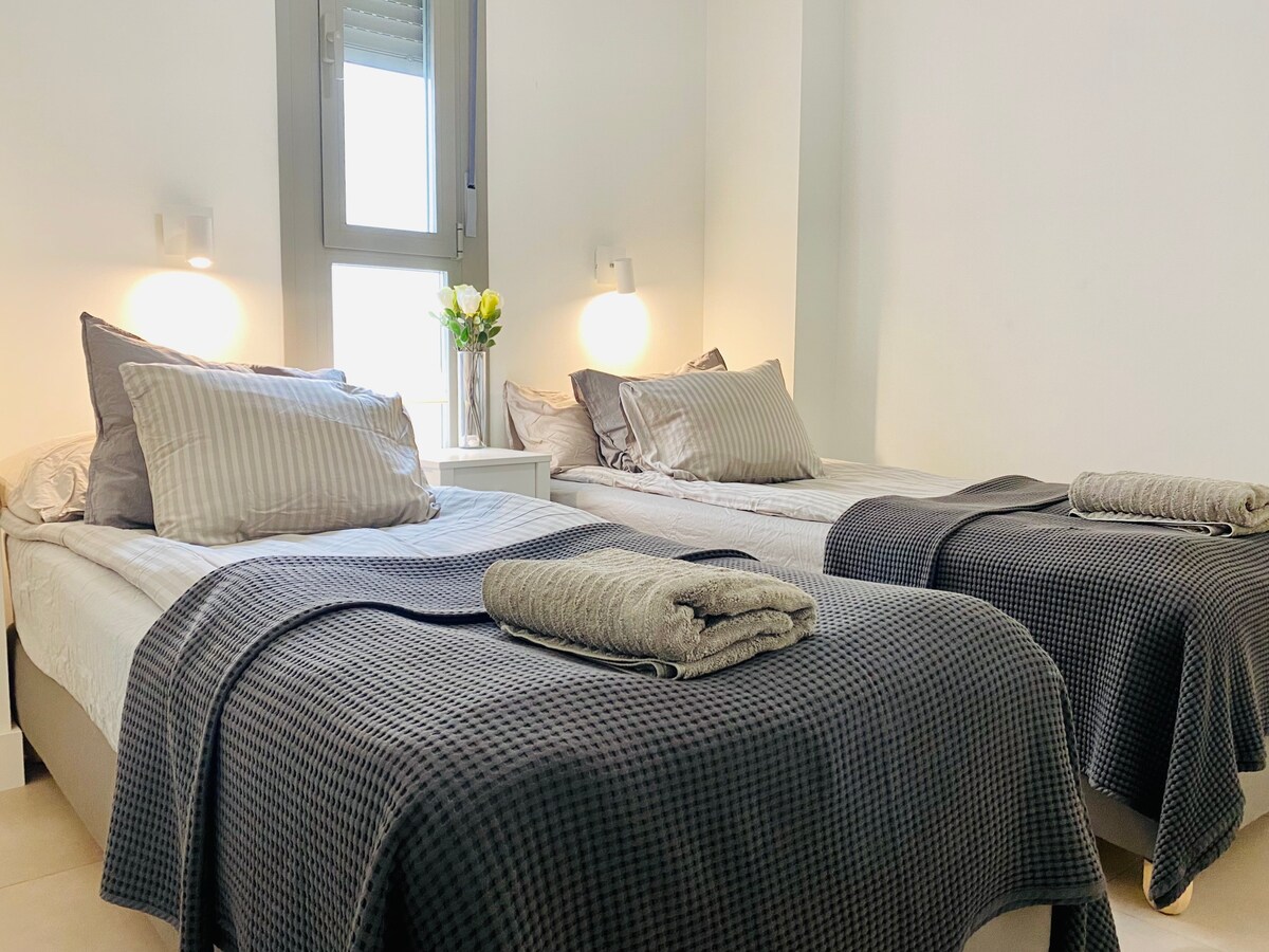 חדר שינה עם שתי מיטות יחיד. גודל המיטה 90x200 ס"מ.