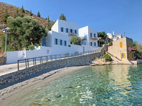 Top performing Airbnb: Pelagos Seaside Suite in Δήμος Σύμης
