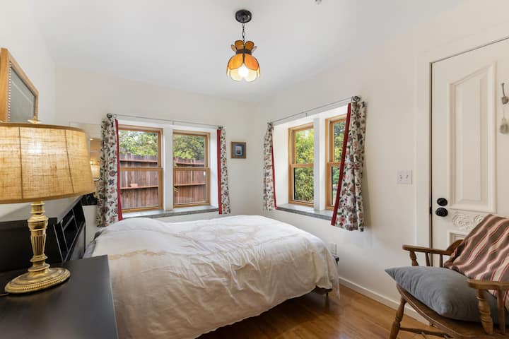 double bed, light filled room with lovely  view of the garden, comes with darkening blinds and curtains for relaxing time in the Redwoods
