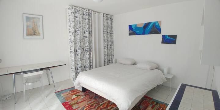 2. hálószoba queen méretű ággyal és íróasztallal