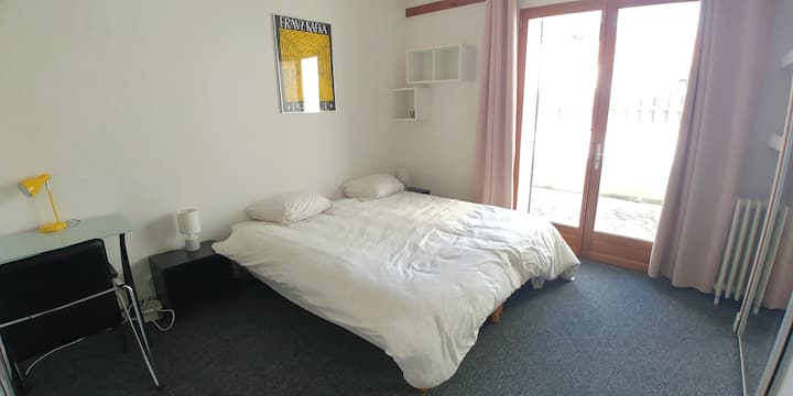 1. hálószoba franciaággyal vagy 2 egyszemélyes ággyal és íróasztallal