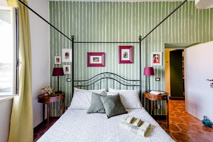 宽敞舒适的双人床，配备干净的床单