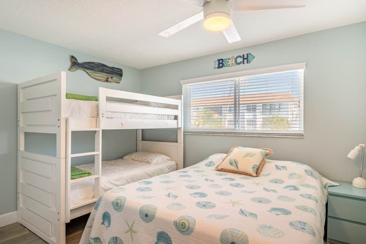 Segundo dormitorio con literas, cama tamaño queen y baño privado.