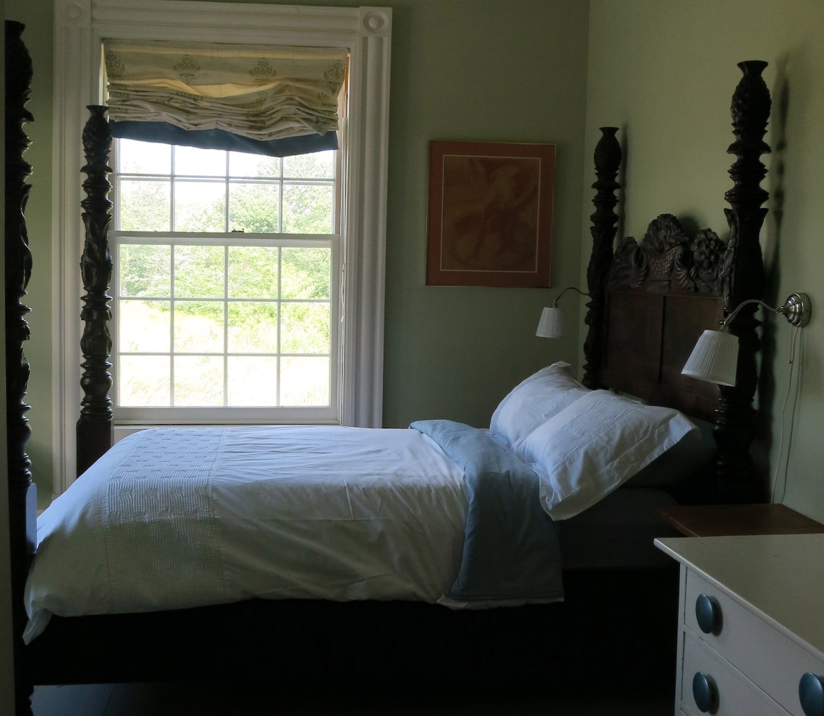 The Simoorg Room four poster bed - pineapple theme.